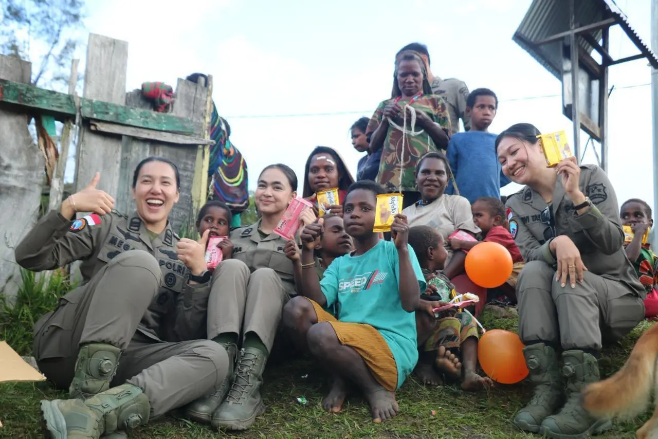 damai-cartenz-task-force-provides-psychological-support-and-community-outreach-in-sinak-papua
