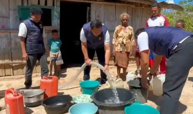 east-nusa-tenggara-police-distribute-10000-liters-of-clean-water-to-drought-affected-residents