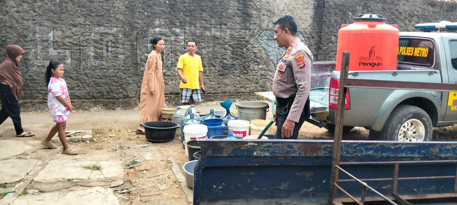 metro-police-distribute-clean-water-to-residents-in-central-metro-lampung