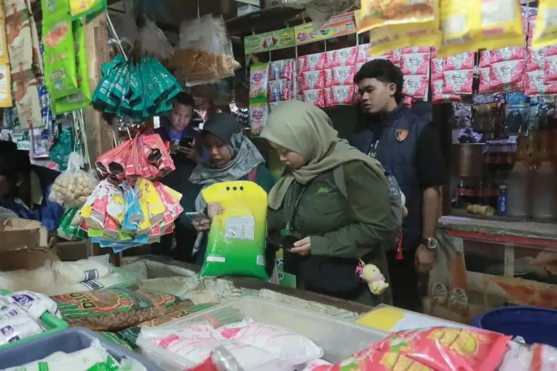 north-jakarta-police-food-task-force-inspects-market-rice-prices-and-supplies