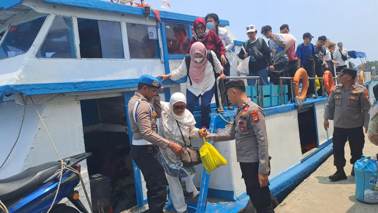 thousand-islands-police-secure-harbors-and-promote-110-hotline-amid-bad-weather
