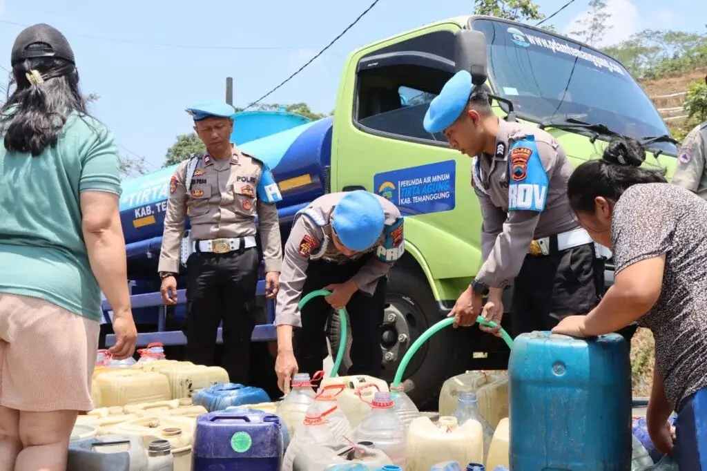 central-java-police-distribute-clean-water-to-drought-affected-residents