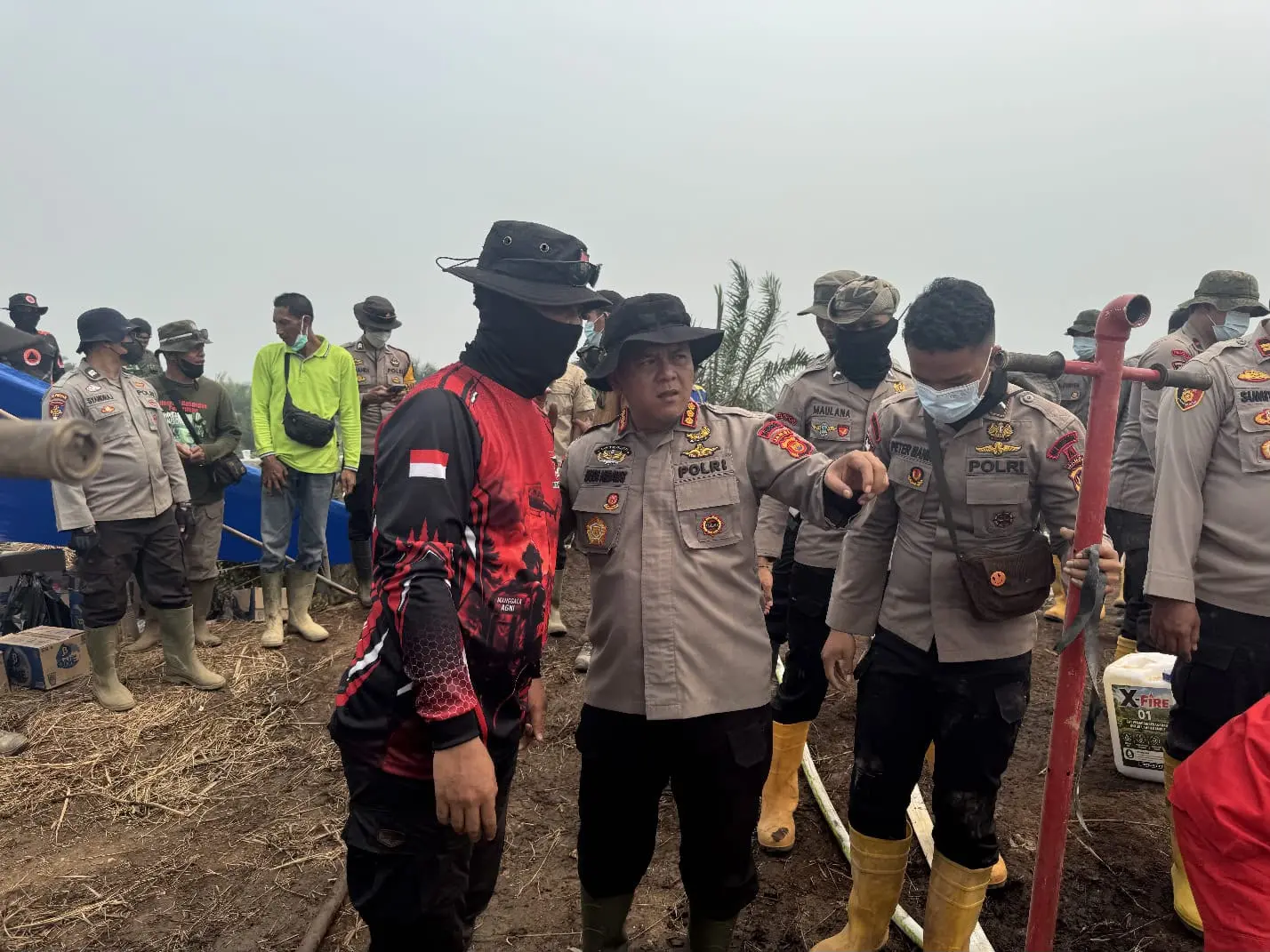 jambi-police-use-1400-liters-of-x-fire-liquid-for-peatland-wildfires
