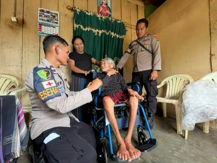 INP Public Relations Division Delivers Aid to Flores Earthquake Victims