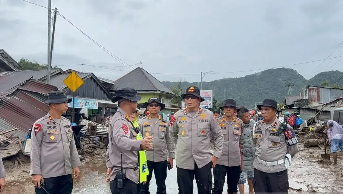 West Sumatra Police Deploy 300 Officers for Solok Flash Flood Relief