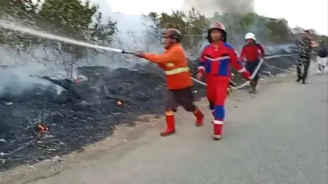 police-investigate-the-fire-at-former-temindung-airport-allegedly-done-by-minors
