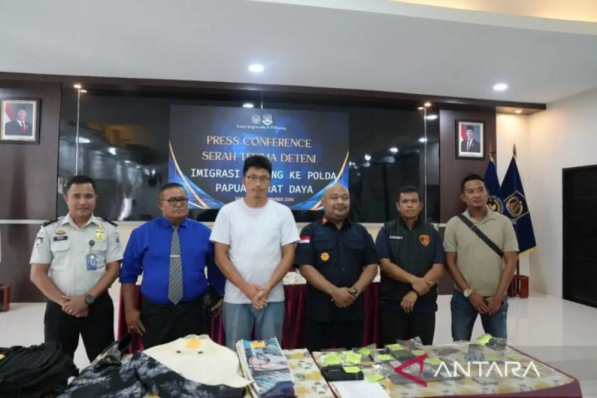 immigration-office-handed-over-the-chinese-turtle-poacher-to-the-southwest-papua-regional-police