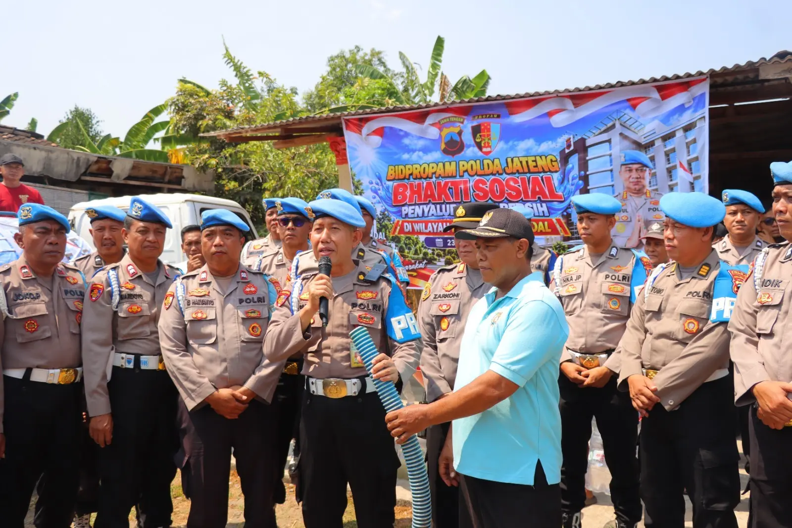 central-java-police-distribute-clean-water-to-drought-affected-communities