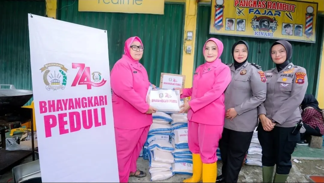 Bhayangkari West Sumatra Distributes Disaster Aid to Solok Flood Victims