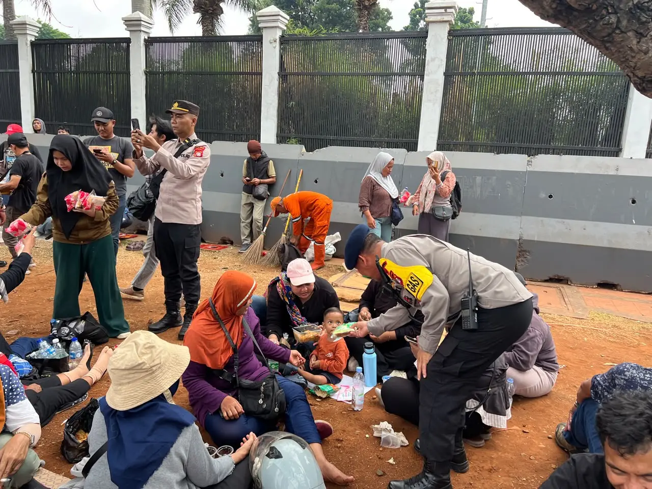 Brimob and Female Police Officers Share Food With Farmers' Day Demonstrators