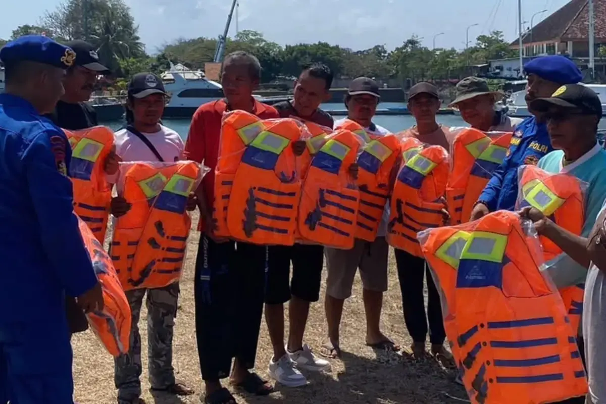 Anticipating Dangers in Sea, Police Provides Life Jackets to Fishermen in Banyuwangi