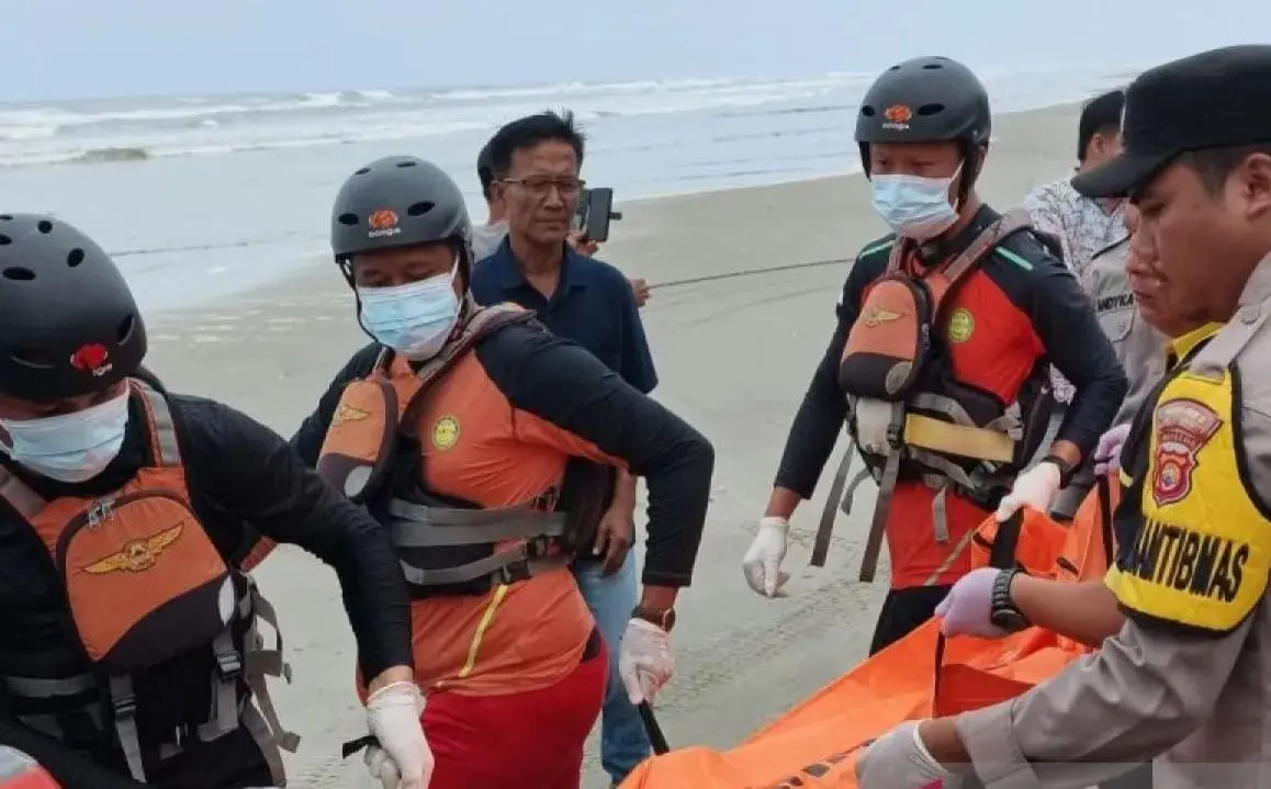 A Body of Man Found on the Coast of Mukomuko, Allegedly to be One of the Missing Journalist