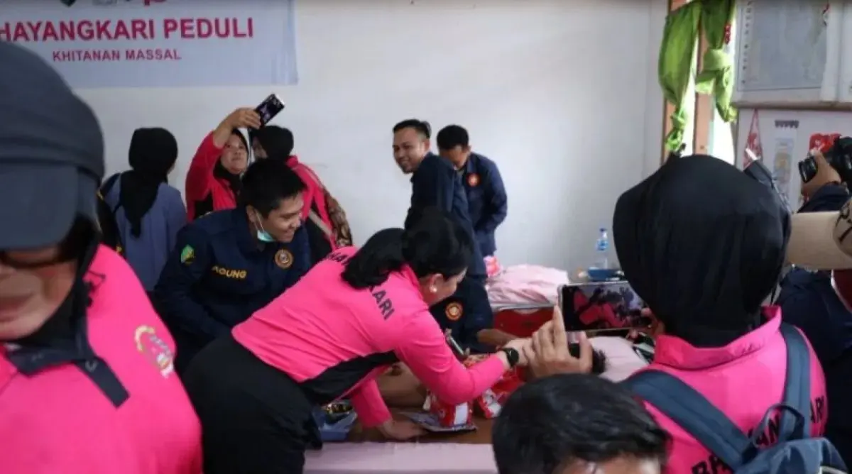 south-sumatra-police-distribute-1600-food-packages-to-banyuasin-coastal-residents