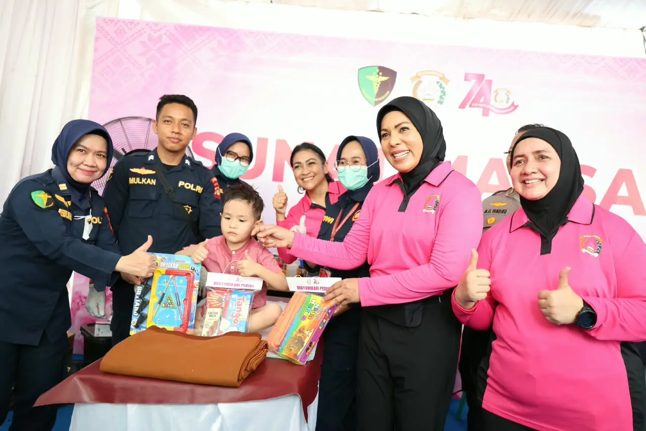 south-sumatra-bhayangkari-distribute-4000-food-packages-and-healthcare-services-in-palembang