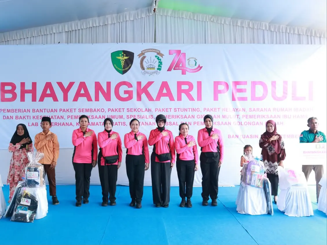 bhayangkari-deputy-chair-martha-dedi-prasetyo-oversees-social-aid-in-borang-island
