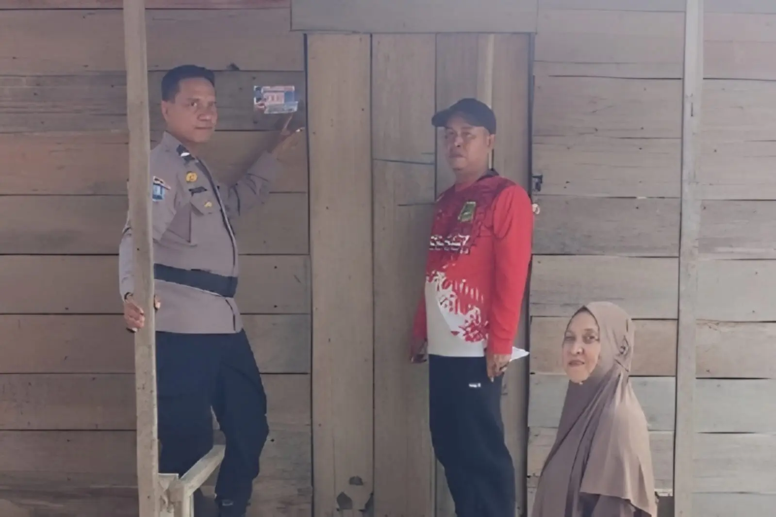 Sidrap Police Attach Emergency Contact Stickers on Resident Homes to Boost Public Access