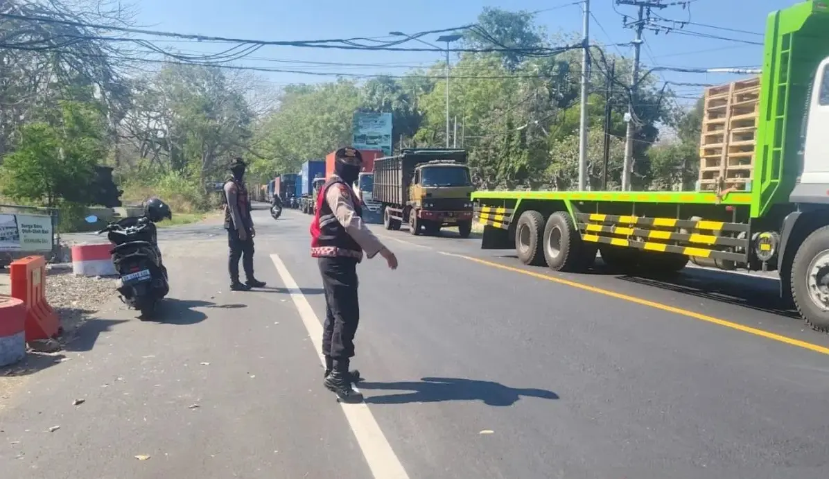 Jembrana Police Deploy Officers to Manage 3.5 km Traffic Queue at Gilimanuk Port