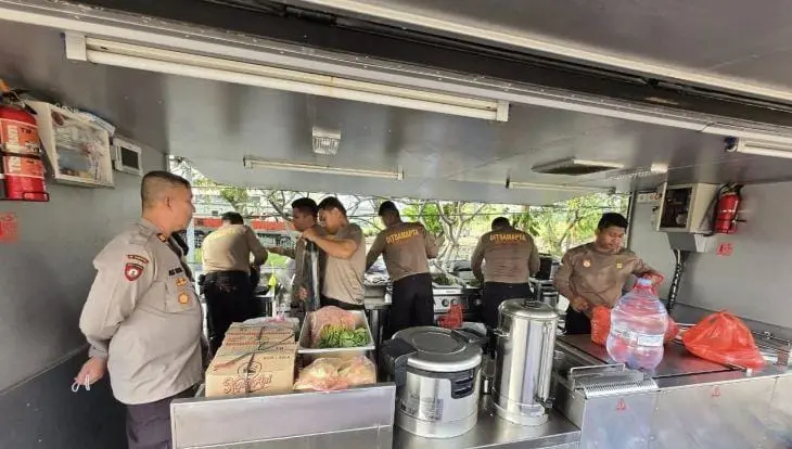 metro-jaya-police-deploy-field-kitchen-for-ancol-fire-victims-in-north-jakarta