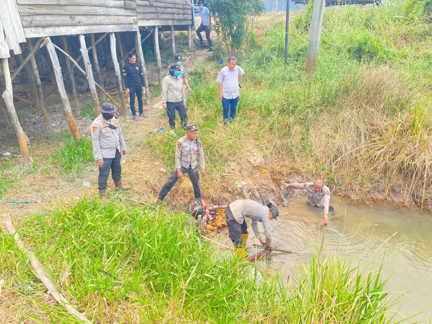 ogan-ilir-police-chief-directly-oversees-peatland-fire-extinguishment-in-pemulutan