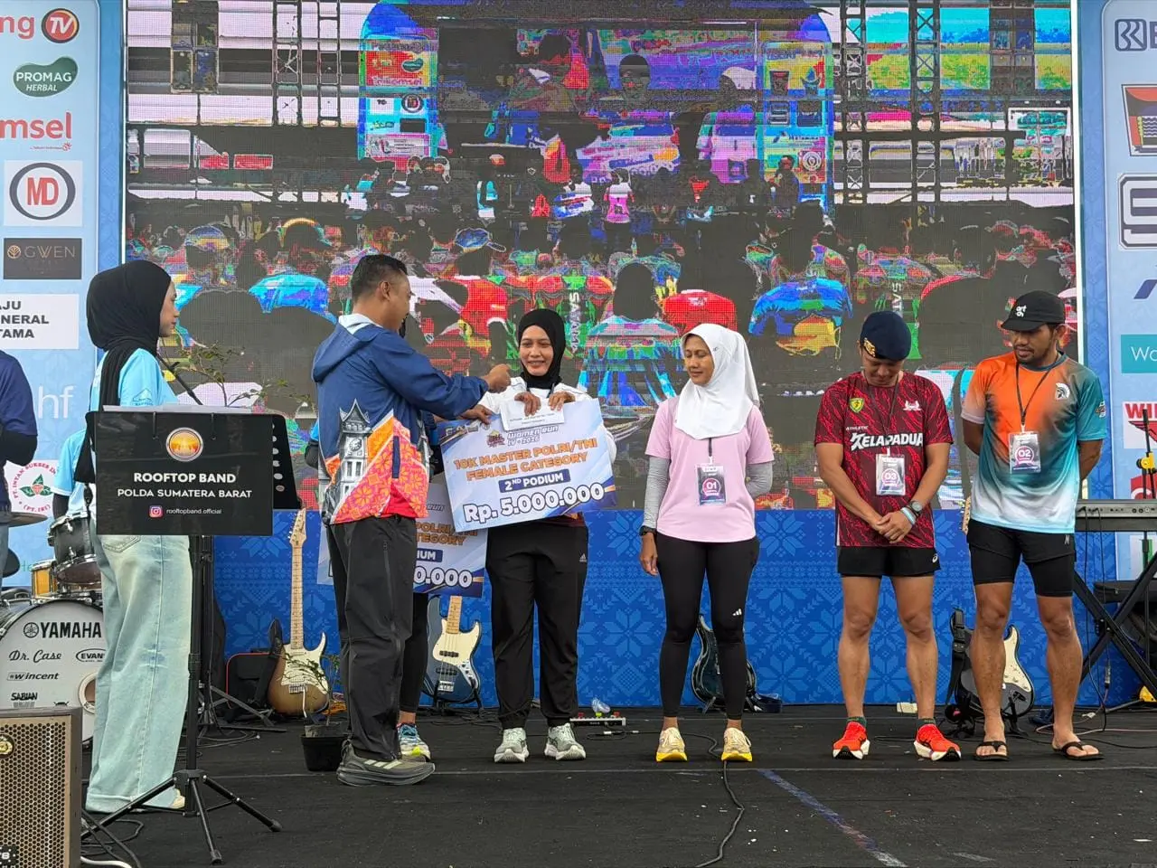 west-java-police-win-five-medals-at-78th-police-woman-run-in-bukittinggi