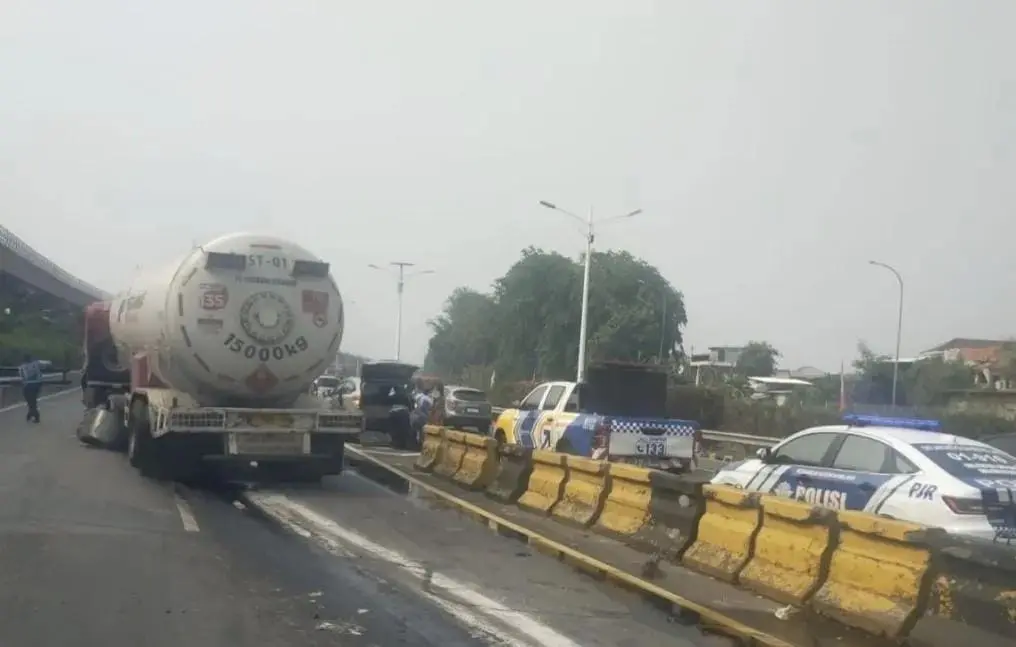 Fell Asleep, Tanker Truck Hit a Divider in Jagorawi Toll Road