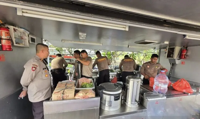 Field Kitchen Established to Help Fed the House Fire Victims in Muka Village, North Jakarta