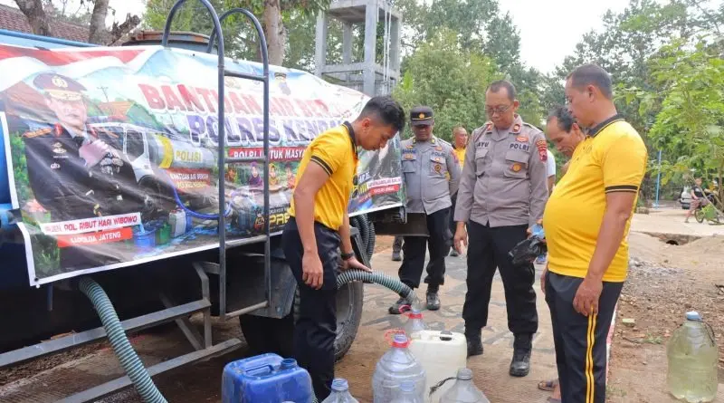 Kendal Police Distribute 12,000 Liters of Clean Water and Food Aid in Kalipuru