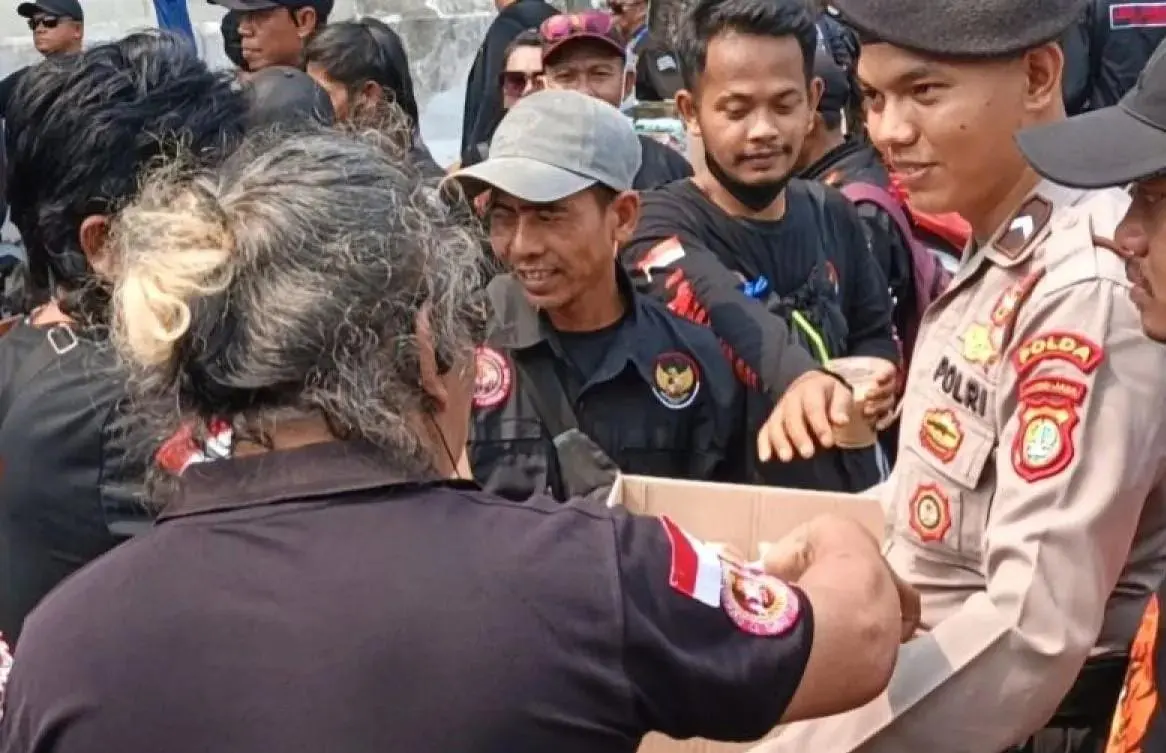 Central Jakarta Police Distribute Refreshments to Protesters During Monas Demonstration