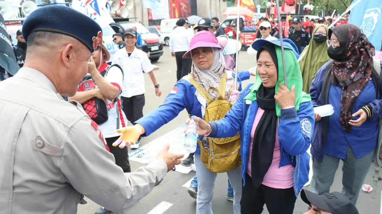 metro-jaya-police-distribute-food-to-demonstrators-outside-dpr