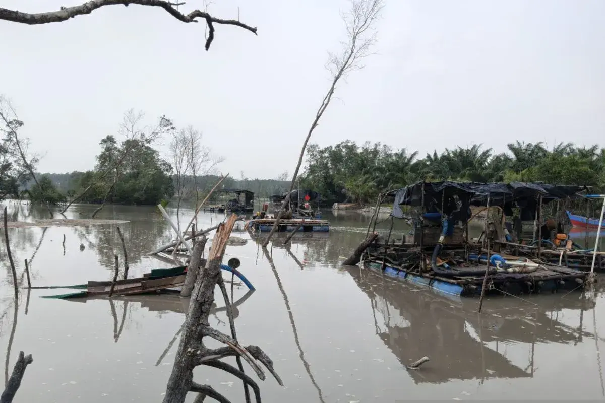police-stops-seven-tin-mining-activities-without-permit-in-bangka