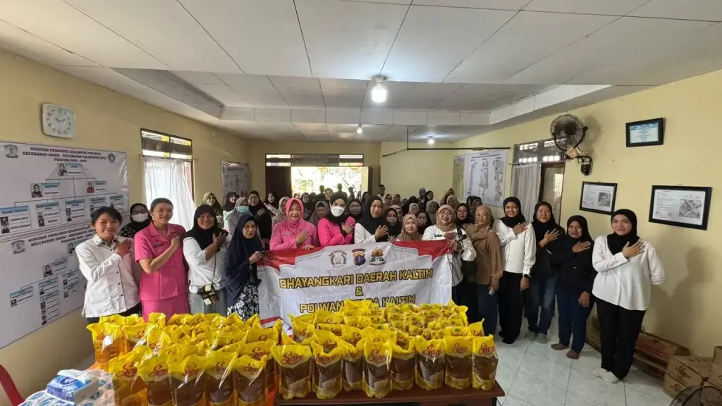 East Kalimantan Police Female Officers and Bhayangkari Distribute Cooking Oil in Balikpapan