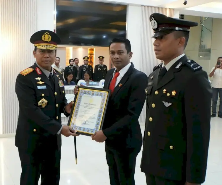 east-nusa-tenggara-police-chief-awards-74-officers-for-exceptional-achievements