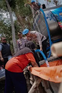 Central Java Police Distribute Clean Water to Drought-Affected Residents in Klaten