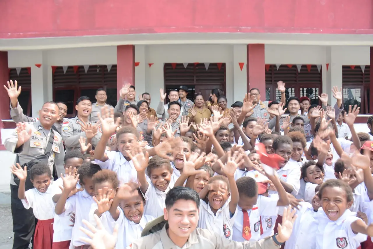 Damai Cartenz Task Force Distributes 500 School Bags to Elementary Students in Mimika, Central Papua