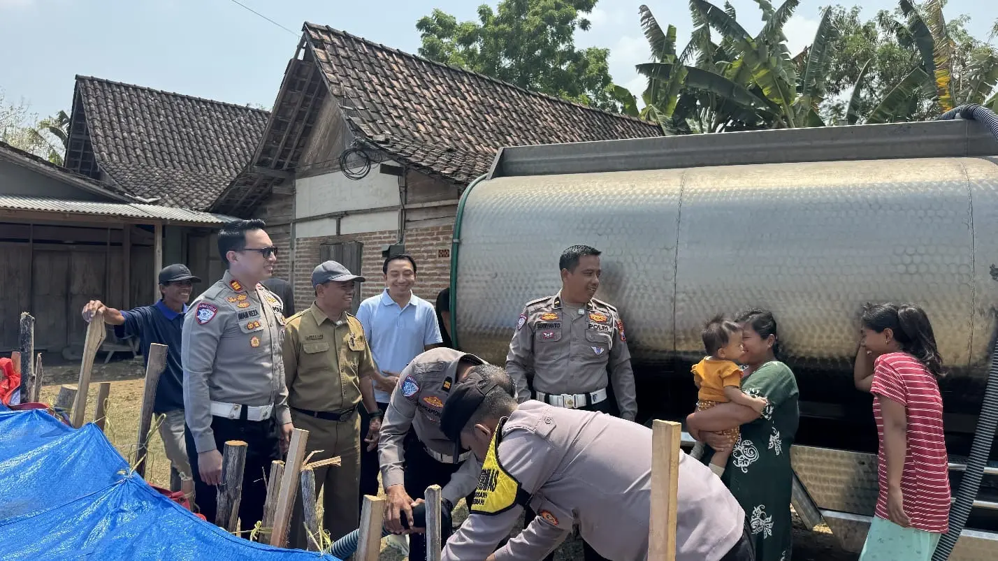 ngawi-police-traffic-division-distributes-clean-water-relief-via-saber-program
