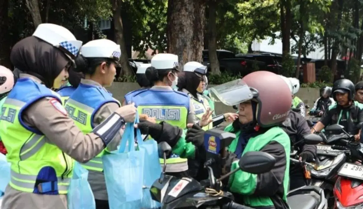 Metro Jaya Police Distribute Food Packages to Online Ojek Drivers Under Friday Blessing Program