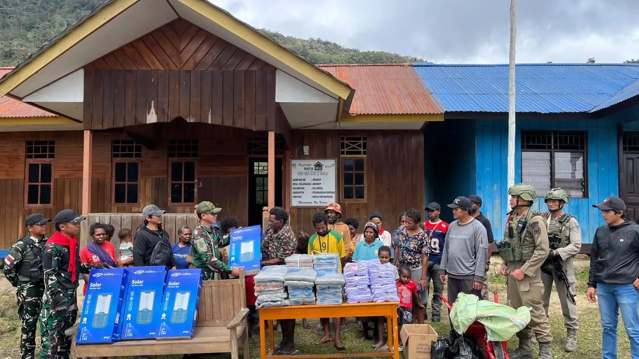 joint-police-military-forces-install-solar-panel-lights-and-distribute-aid-in-papua-mountains