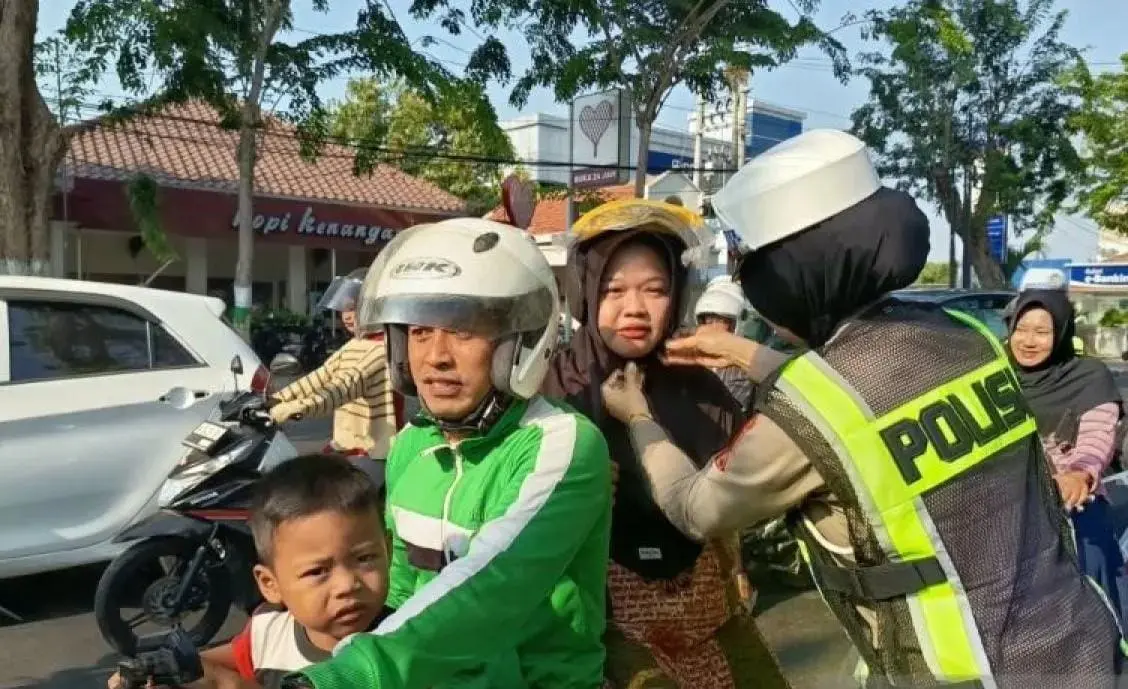 pamekasan-traffic-police-partner-with-local-media-to-distribute-free-sni-helmets