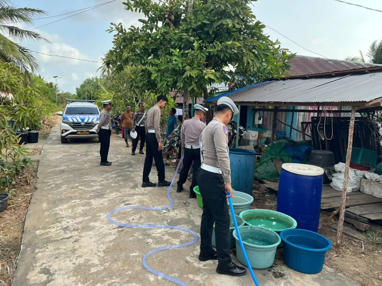 Seruyan Police Distribute Clean Water and Food Supplies During Drought in Central Kalimantan