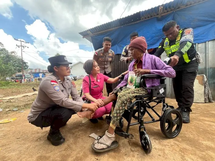 Manggarai Police and Bhayangkari Donate Wheelchair to Injured Elderly Resident
