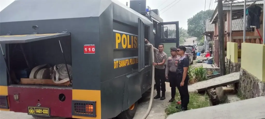 Riau Islands Police Deploy Water Tankers to Aid Batam Residents