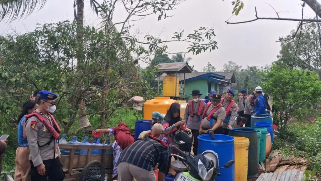 Central Kalimantan Police Distribute Clean Water to Fire-Impacted Villages