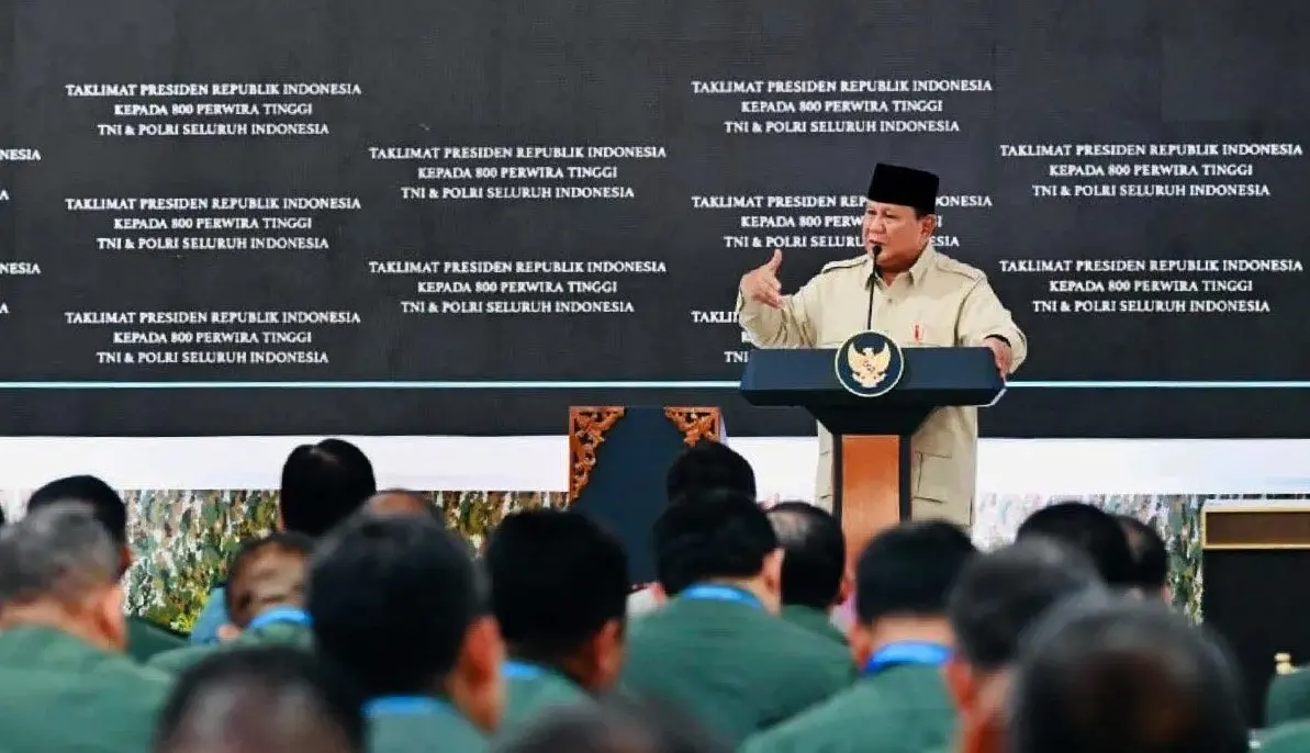 President Prabowo Briefs 800 Senior TNI and INP Officers at Presidential Palace