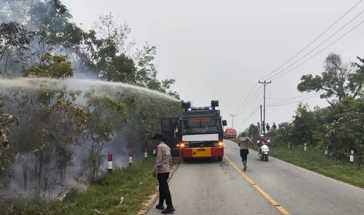 west-kalimantan-mobile-brigade-extinguishes-land-fire-in-sintang-regency