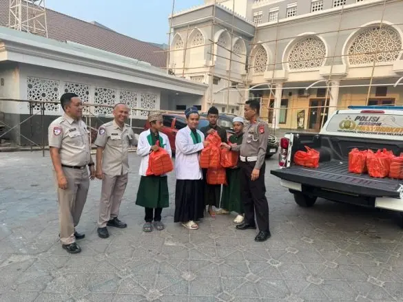 south-sulawesi-traffic-police-distribute-meals-and-road-safety-tips-in-makassar