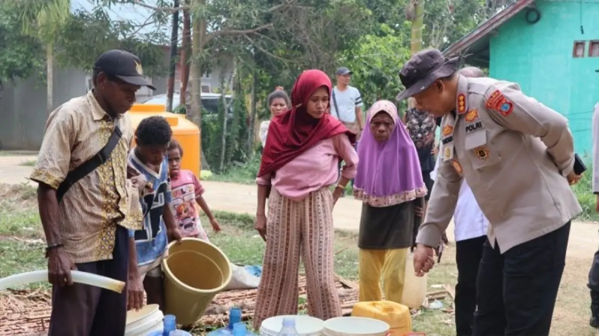 southwest-papua-police-distribute-10000-liters-of-clean-water-in-sorong