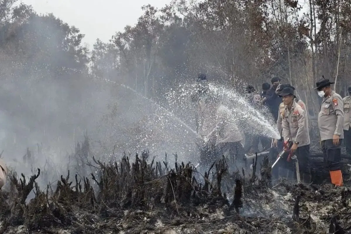 Central Kalimantan Police Construct Firebreaks to Protect Residential Areas from Peatland Fires
