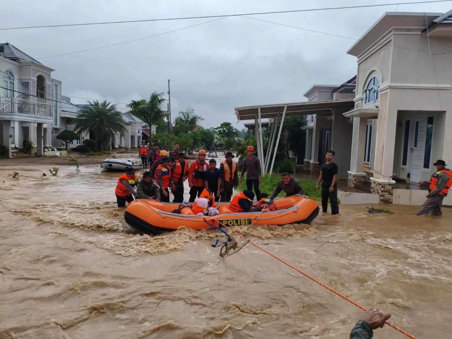 inp-deploy-300-mobile-brigade-officers-for-padang-flood-evacuations