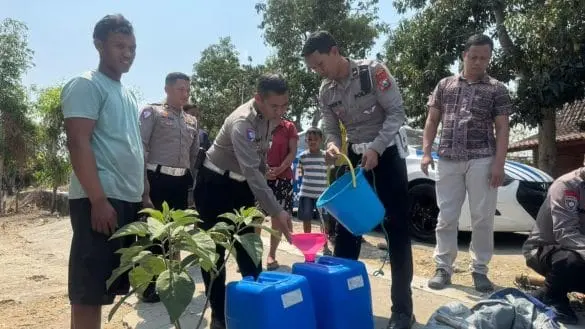 Ngawi Police Distribute Clean Water to Drought-Affected Villages in East Java