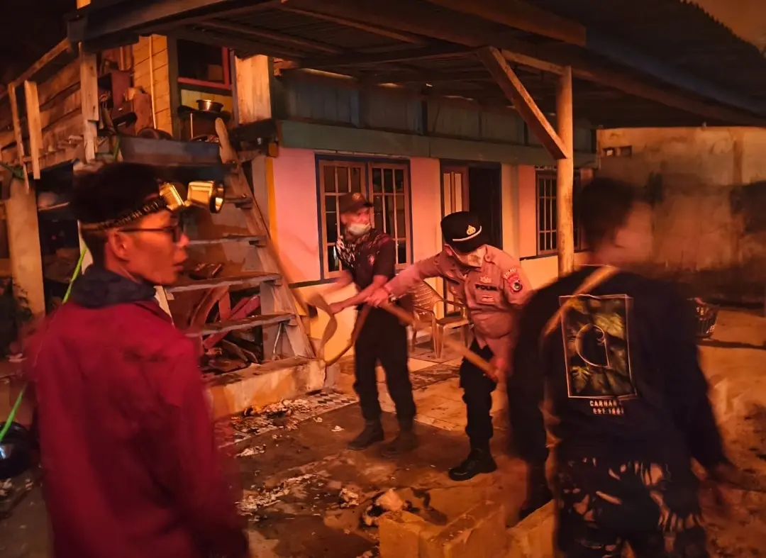 police-present-amidst-the-wildfire-threatening-the-community-in-simpang-rimba